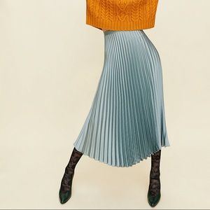 Aritzia Little Moon
Spritz Skirt Warm Spring Green pleated skirt size 2